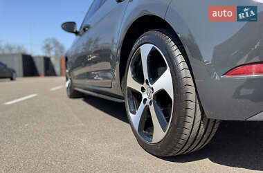 Хетчбек Volkswagen Golf 2017 в 