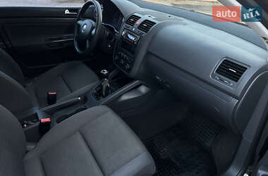 Хэтчбек Volkswagen Golf 2004 в 