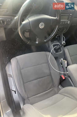 Хэтчбек Volkswagen Golf 2005 в 