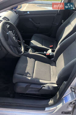Хэтчбек Volkswagen Golf 2005 в 