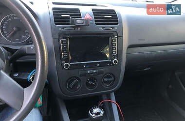 Хэтчбек Volkswagen Golf 2005 в 