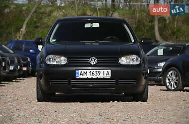Хэтчбек Volkswagen Golf 2003 в 