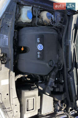 Хетчбек Volkswagen Golf 2001 в 