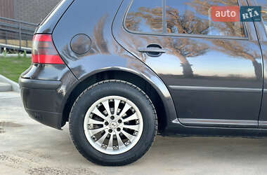 Хетчбек Volkswagen Golf 2001 в 