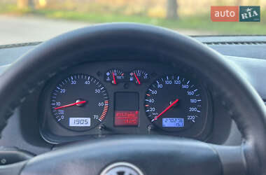 Хетчбек Volkswagen Golf 2001 в 