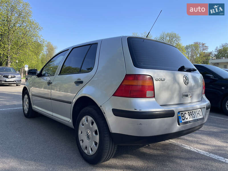 Хэтчбек Volkswagen Golf 2001 в Харькове