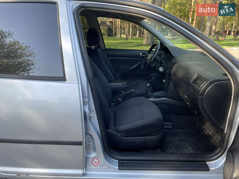 Хэтчбек Volkswagen Golf 2001 в Харькове