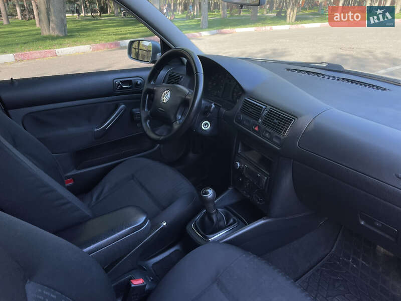 Хэтчбек Volkswagen Golf 2001 в Харькове