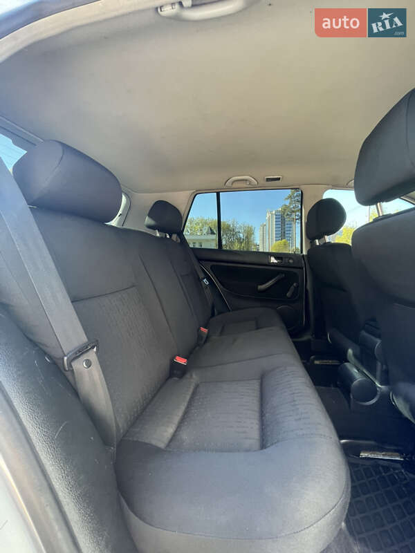 Хэтчбек Volkswagen Golf 2001 в Харькове