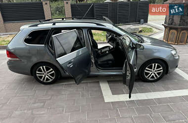 Хэтчбек Volkswagen Golf 2010 в 