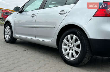 Хэтчбек Volkswagen Golf 2005 в 