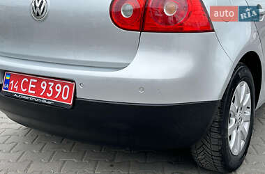 Хэтчбек Volkswagen Golf 2005 в 