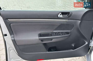 Хэтчбек Volkswagen Golf 2005 в 
