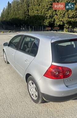 Хэтчбек Volkswagen Golf 2004 в 