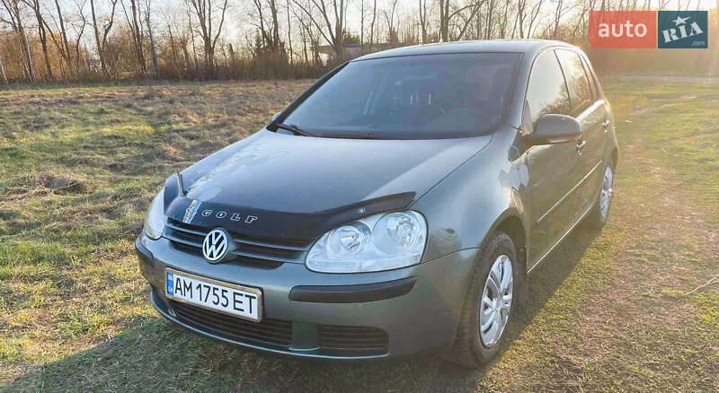 Хэтчбек Volkswagen Golf 2005 в 