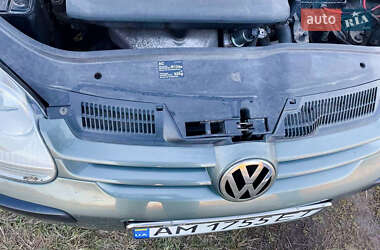 Хэтчбек Volkswagen Golf 2005 в 
