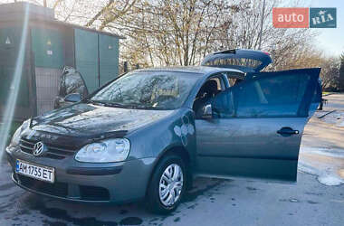 Хэтчбек Volkswagen Golf 2005 в 