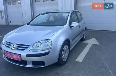Хэтчбек Volkswagen Golf 2005 в 