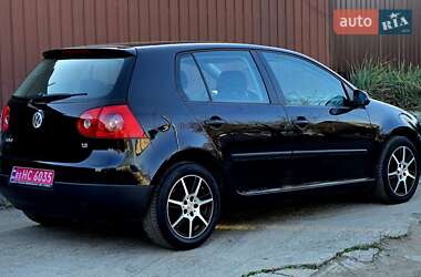 Хэтчбек Volkswagen Golf 2005 в 