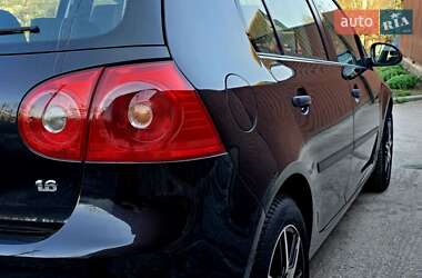 Хэтчбек Volkswagen Golf 2005 в 