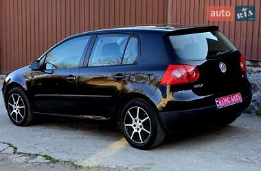 Хэтчбек Volkswagen Golf 2005 в 