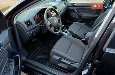 Хэтчбек Volkswagen Golf 2005 в 