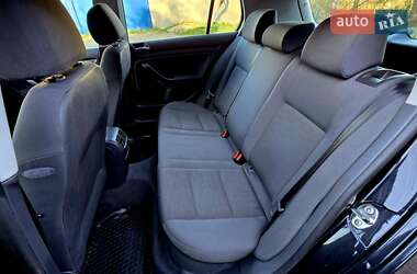 Хэтчбек Volkswagen Golf 2005 в 