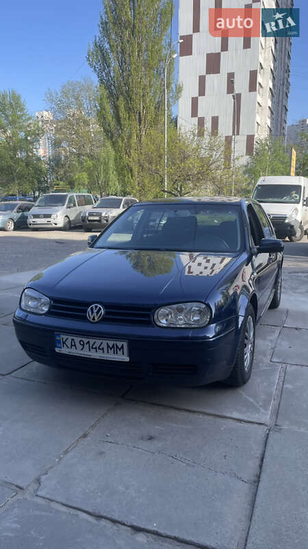 Хэтчбек Volkswagen Golf 2002 в 