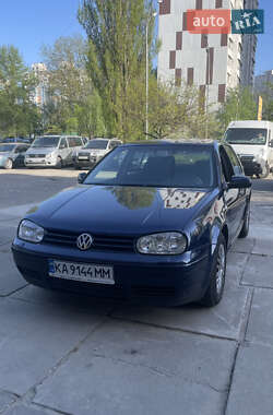 Хэтчбек Volkswagen Golf 2002 в 