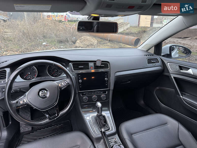 Хэтчбек Volkswagen Golf 2017 в Вышгороде