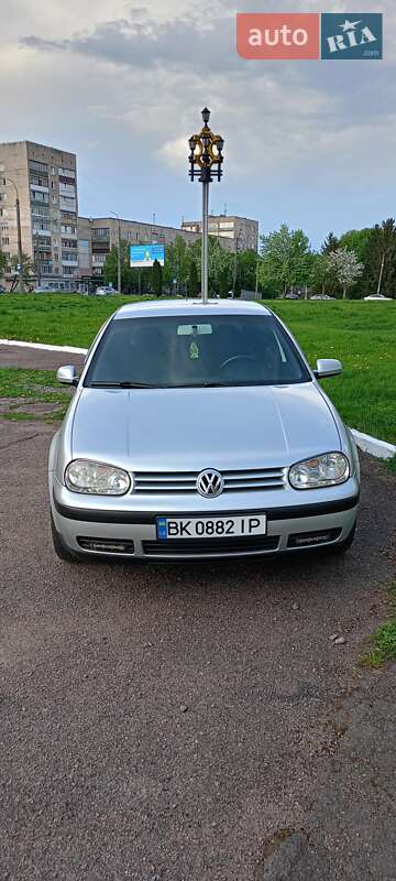 Хэтчбек Volkswagen Golf 2001 в 