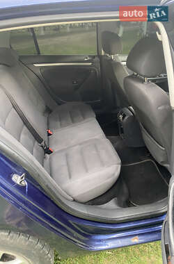 Хэтчбек Volkswagen Golf 2005 в 