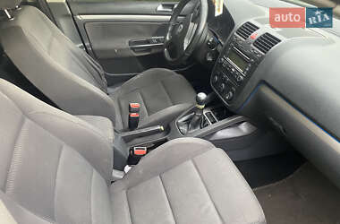 Хэтчбек Volkswagen Golf 2005 в 