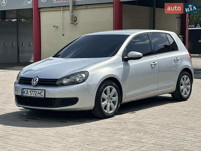 Хэтчбек Volkswagen Golf 2010 в 