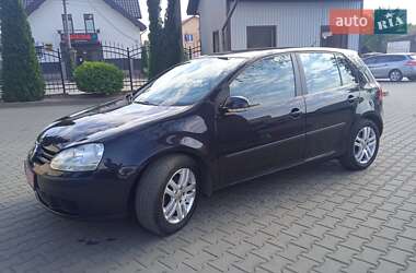 Хэтчбек Volkswagen Golf 2005 в 