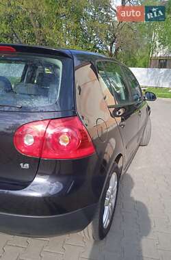 Хэтчбек Volkswagen Golf 2005 в 