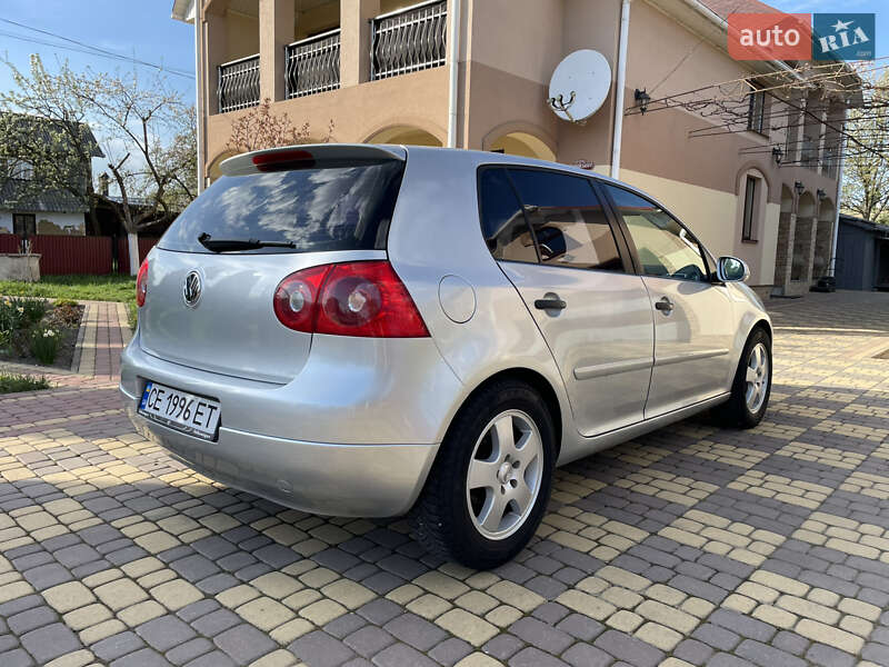 Хетчбек Volkswagen Golf 2005 в Чернівцях