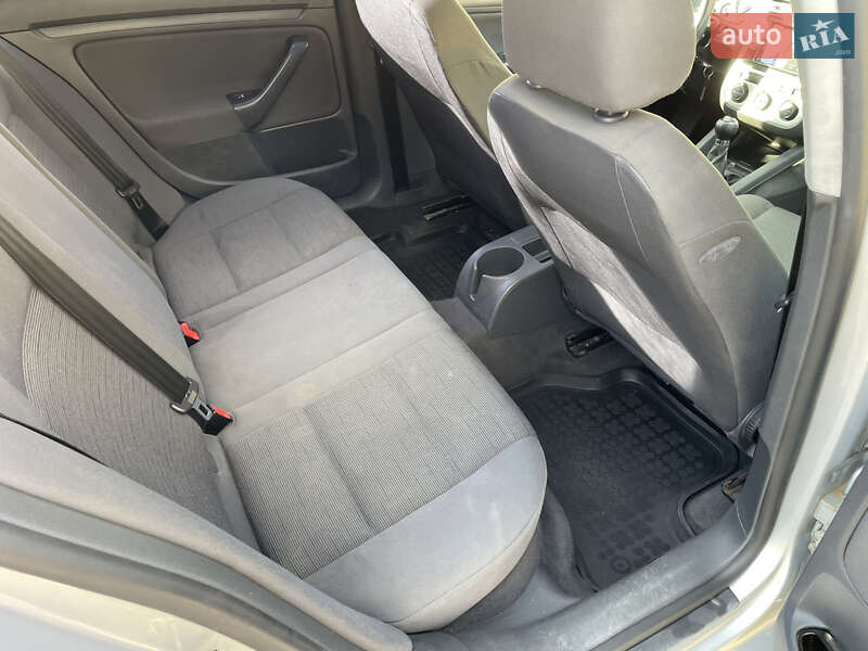 Хетчбек Volkswagen Golf 2005 в Чернівцях