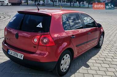 Хэтчбек Volkswagen Golf 2005 в 