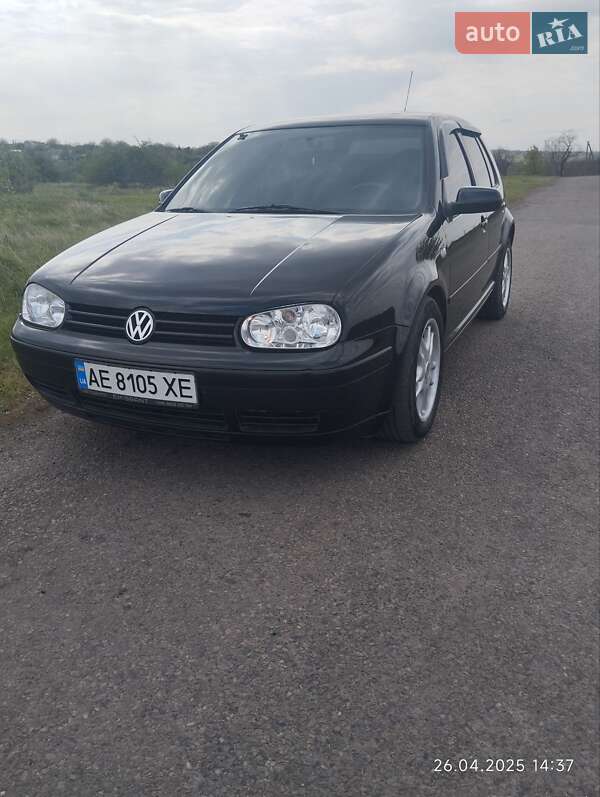 Хетчбек Volkswagen Golf 2000 в 