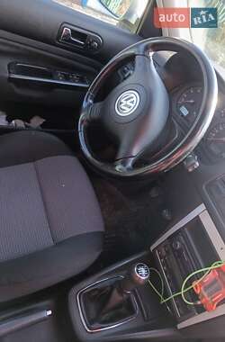 Хэтчбек Volkswagen Golf 2003 в 