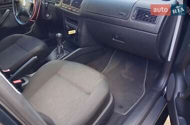 Хетчбек Volkswagen Golf 2001 в 