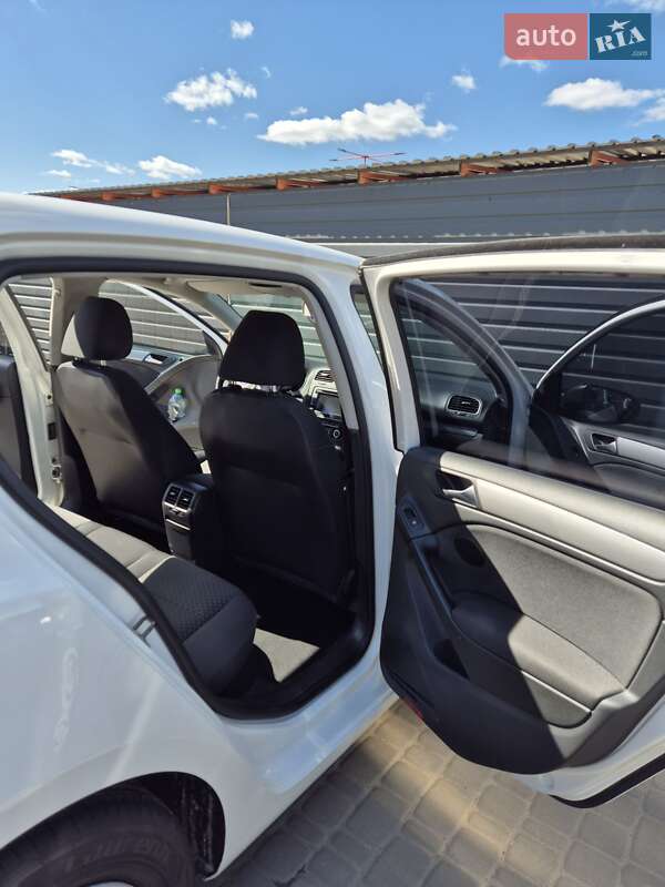 Хэтчбек Volkswagen Golf 2011 в Ирпене