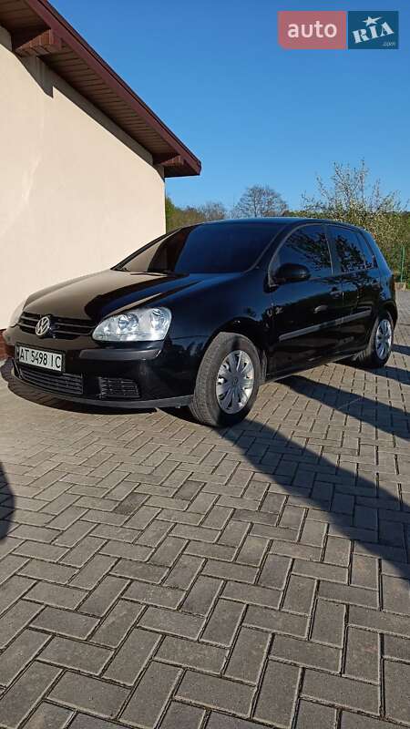 Хэтчбек Volkswagen Golf 2005 в Тысменице