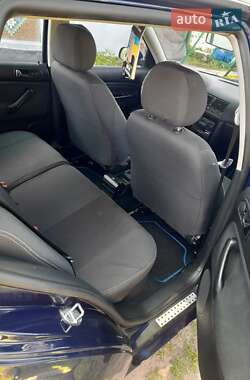 Хетчбек Volkswagen Golf 2002 в 