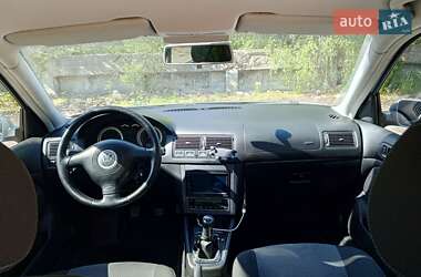 Хэтчбек Volkswagen Golf 2003 в 