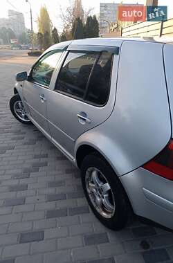 Хетчбек Volkswagen Golf 2003 в 