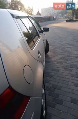 Хетчбек Volkswagen Golf 2003 в 