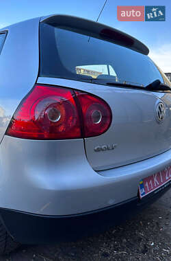 Хэтчбек Volkswagen Golf 2005 в 