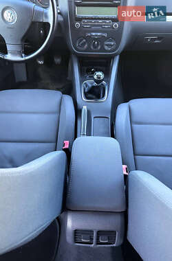 Хэтчбек Volkswagen Golf 2005 в 